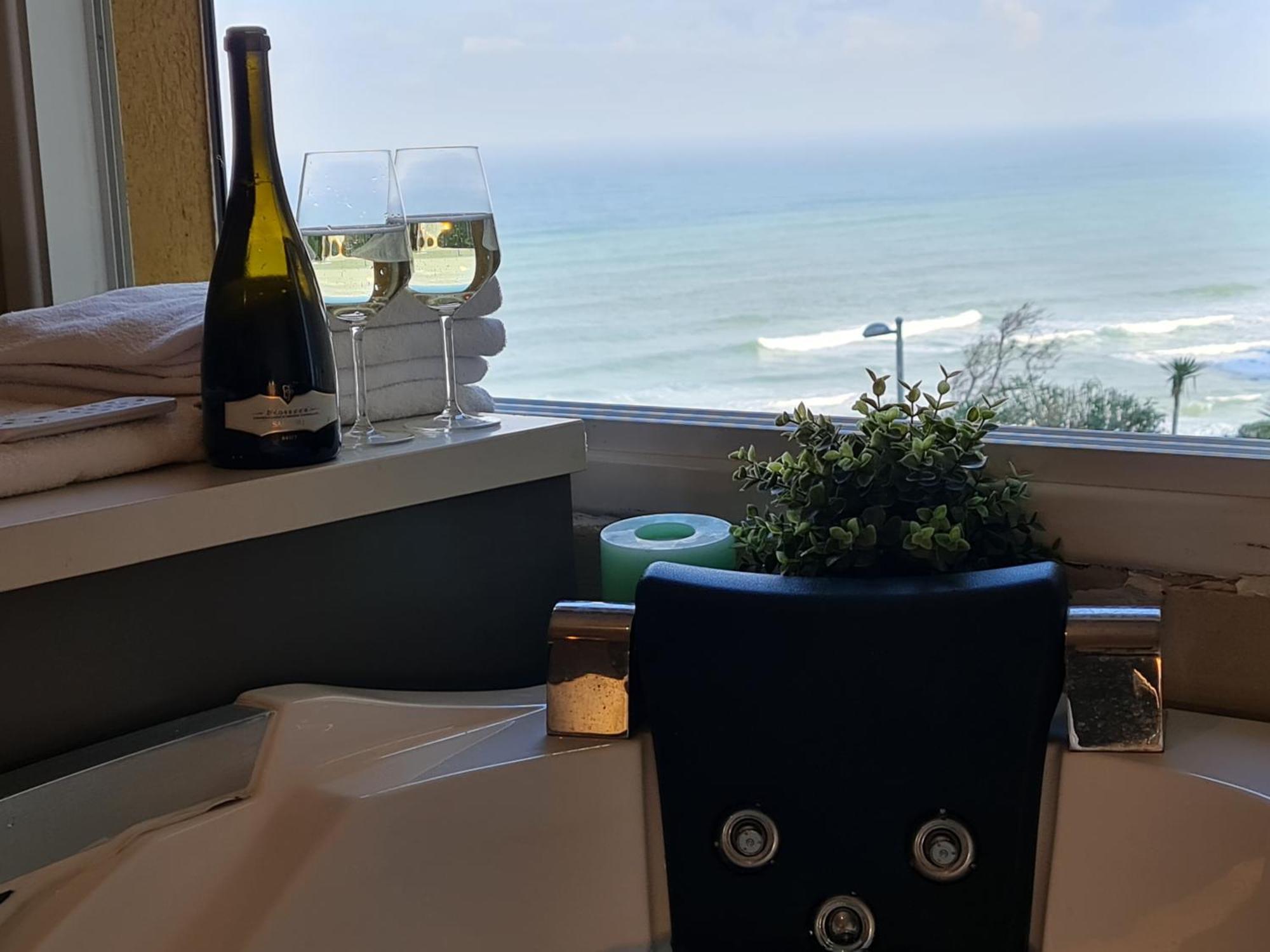 Magic On The Sea-Suites With A Private Jacuzzi And A Private Sea View Netanya Quarto foto